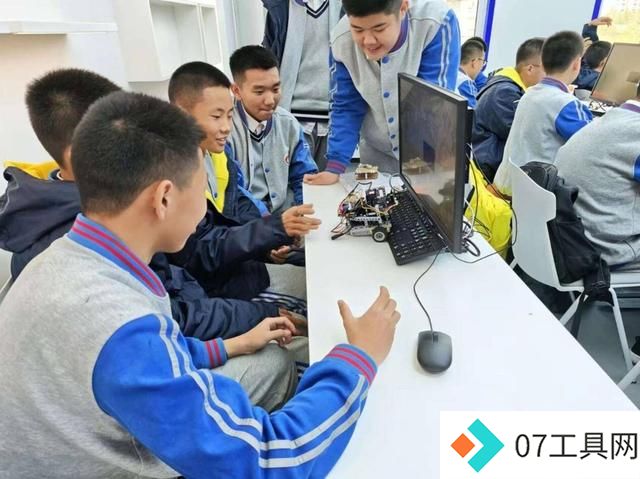 逐梦科技星辰,共绘人工智能画卷——济南五中开展科技教育实践活动 逐梦科技星辰,共绘人工智能画卷——济南五中开展科技教育实践活动