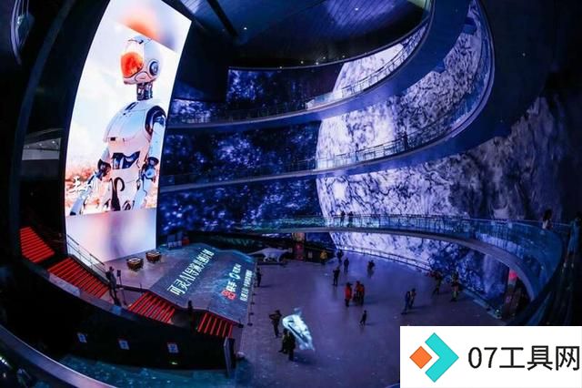 当导演与AI“共创”,能打造出怎样的电影短片? 当导演与AI“共创”,能打造出怎样的电影短片?