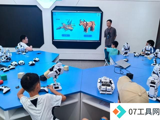 触手可及的人工智能带外国记者穿越“时空旅程” 触手可及的人工智能带外国记者穿越“时空旅程”