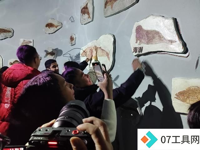 触手可及的人工智能带外国记者穿越“时空旅程” 触手可及的人工智能带外国记者穿越“时空旅程”