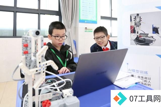 AI“撞脸”国粹,80万人次青少年在这场嘉年华中走近人工智能 AI“撞脸”国粹,80万人次青少年在这场嘉年华中走近人工智能