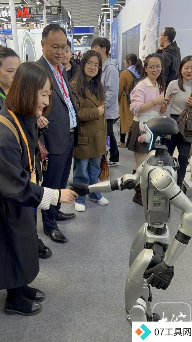 “互联网之光”博览会在乌镇开幕 AI继续“唱主角” “互联网之光”博览会在乌镇开幕 AI继续“唱主角”