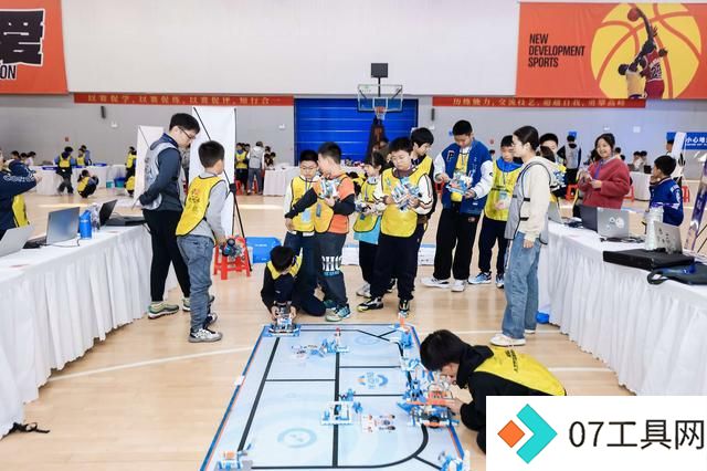 科技与体育的邂逅 2024年郑州市人工智能机器人锦标赛举行 科技与体育的邂逅 2024年郑州市人工智能机器人锦标赛举行