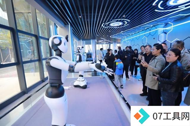 机器人亮相“2024中国·邯郸人工智能产教研融合发展大会” 机器人亮相“2024中国·邯郸人工智能产教研融合发展大会”
