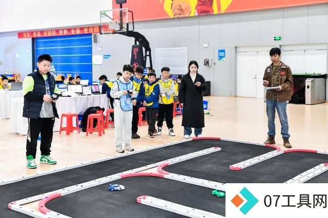 科技与体育的邂逅 2024年郑州市人工智能机器人锦标赛举行 科技与体育的邂逅 2024年郑州市人工智能机器人锦标赛举行