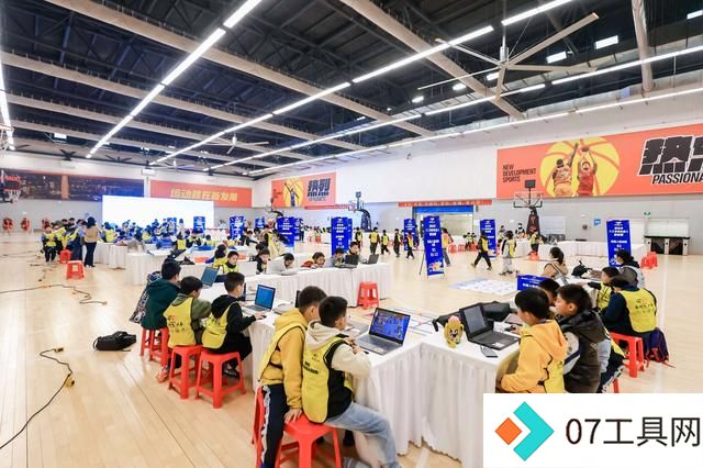 科技与体育的邂逅 2024年郑州市人工智能机器人锦标赛举行 科技与体育的邂逅 2024年郑州市人工智能机器人锦标赛举行