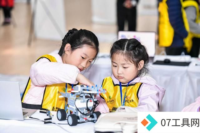 科技与体育的邂逅 2024年郑州市人工智能机器人锦标赛举行 科技与体育的邂逅 2024年郑州市人工智能机器人锦标赛举行