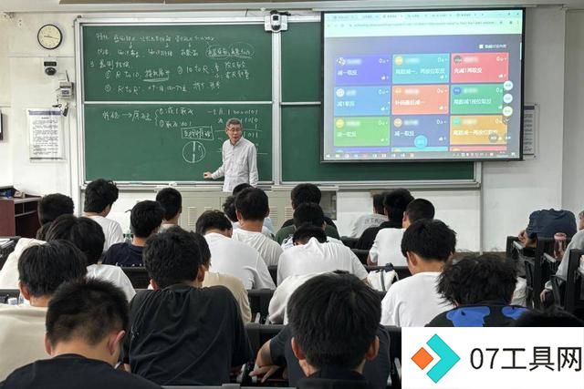 AI走进生活丨人工智能,高校“人人皆学”? AI走进生活丨人工智能,高校“人人皆学”?