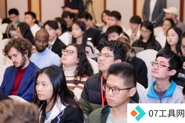 中新人工智能前沿与治理研讨会上,中国、新加坡两国院士为何要给AI“泼冷水”? 中新人工智能前沿与治理研讨会上,中国、新加坡两国院士为何要给AI“泼冷水”?