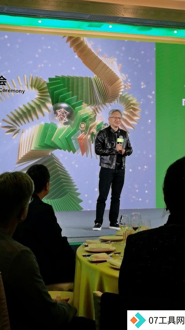 黄仁勋亮相英伟达北京迎春会现场:人工智能新时代已开始,AI创造非凡机遇 黄仁勋亮相英伟达北京迎春会现场:人工智能新时代已开始,AI创造非凡机遇
