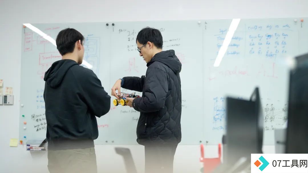 2024年秋季学期最后一节AI课,80多位复旦同学人手一个机器人 2024年秋季学期最后一节AI课,80多位复旦同学人手一个机器人