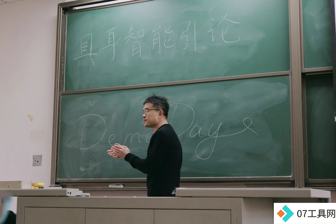 2024年秋季学期最后一节AI课,80多位复旦同学人手一个机器人 2024年秋季学期最后一节AI课,80多位复旦同学人手一个机器人