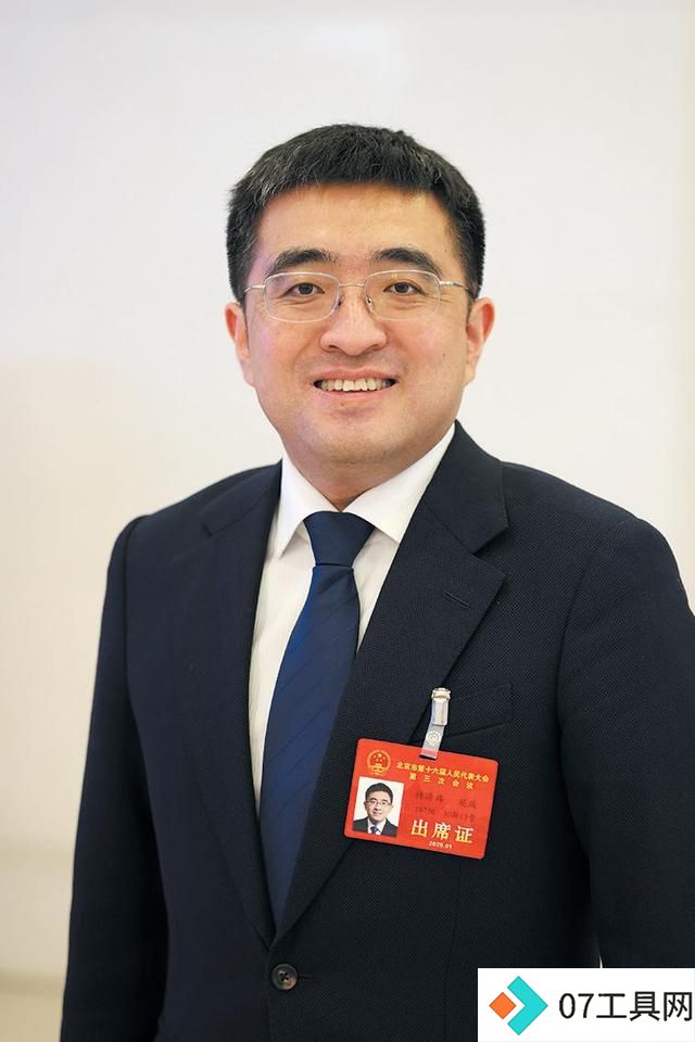 如何推动人工智能发展、杜绝虚假AI视频?多位市人大代表提出建议 建议出台相应法律法规规范AI生成视频 如何推动人工智能发展、杜绝虚假AI视频?多位市人大代表提出建议 建议出台相应法律法规规范AI生成视频