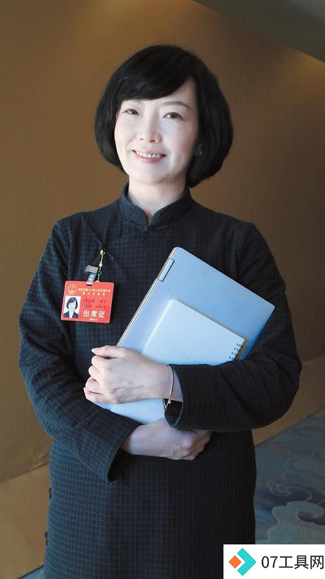 如何推动人工智能发展、杜绝虚假AI视频?多位市人大代表提出建议 建议出台相应法律法规规范AI生成视频 如何推动人工智能发展、杜绝虚假AI视频?多位市人大代表提出建议 建议出台相应法律法规规范AI生成视频