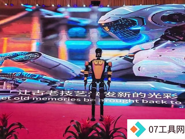 1.7米机器人亮相!“新智AI 赋能未来”人工智能创新发展大会在太原举办 1.7米机器人亮相!“新智AI 赋能未来”人工智能创新发展大会在太原举办