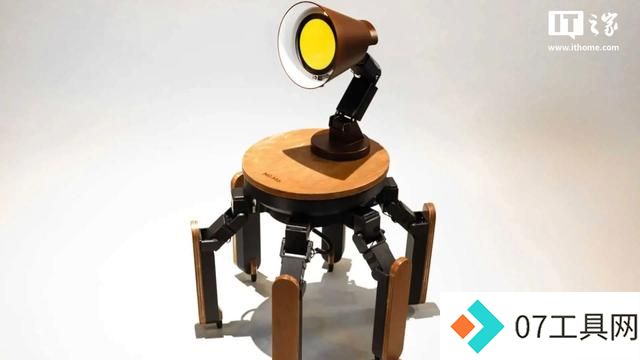 六脚 AI 机器人 Mi-Mo 亮相 CES 2025,头部是个台灯 六脚 AI 机器人 Mi-Mo 亮相 CES 2025,头部是个台灯