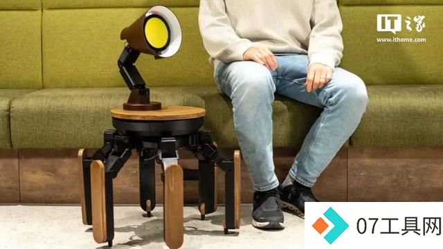 六脚 AI 机器人 Mi-Mo 亮相 CES 2025,头部是个台灯 六脚 AI 机器人 Mi-Mo 亮相 CES 2025,头部是个台灯