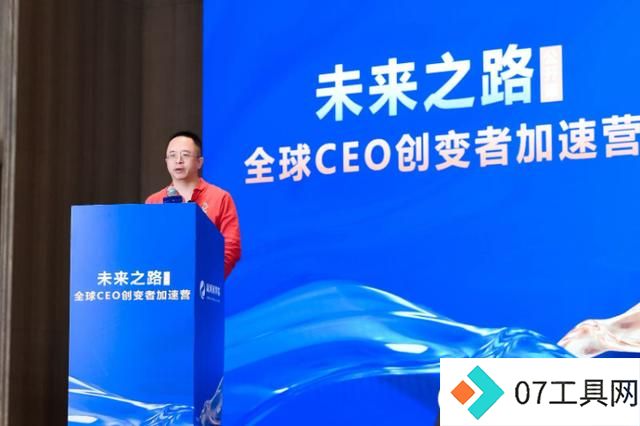 周鸿祎风马牛演讲谈AI:2025年是智能体之年 分三大步骤六大方向 周鸿祎风马牛演讲谈AI:2025年是智能体之年 分三大步骤六大方向
