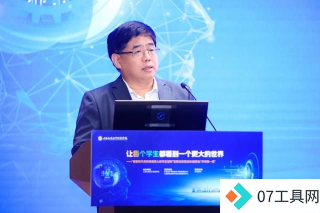 开学第一课上,这所学校的新生迎来了一位AI同学 开学第一课上,这所学校的新生迎来了一位AI同学