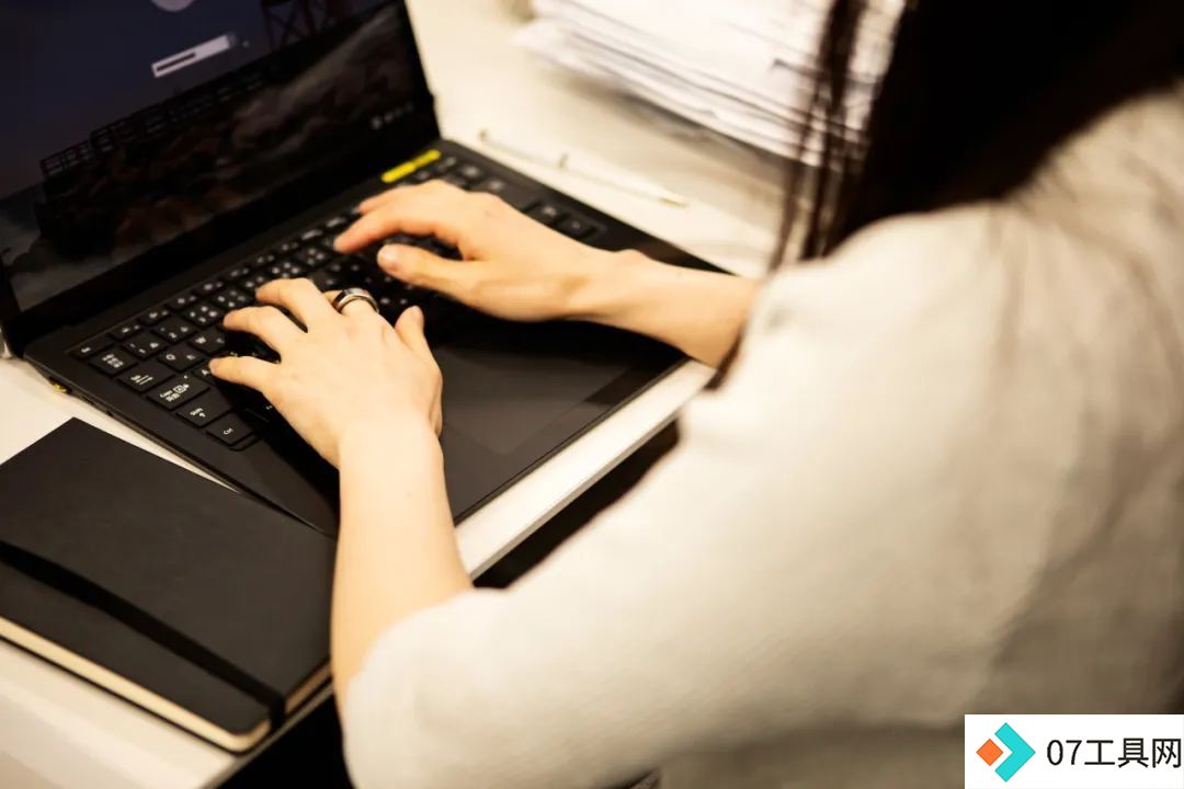 “这不是AI,这是爱”:30万人在互联网上找到了理想妈妈 “这不是AI,这是爱”:30万人在互联网上找到了理想妈妈