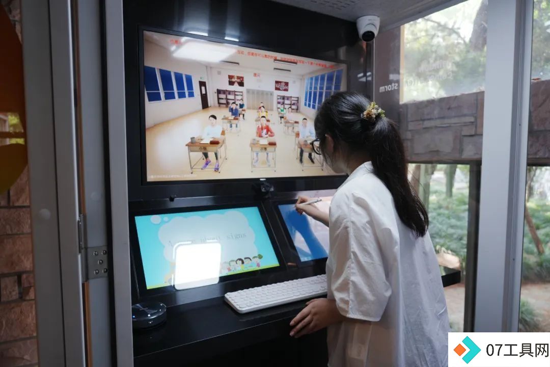 AI学生课堂:上海师范大学首个大模型模拟教学实践 AI学生课堂:上海师范大学首个大模型模拟教学实践