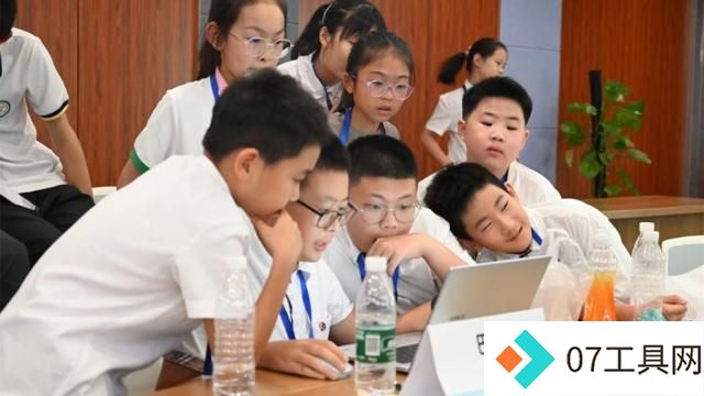 小小模拟联合国峰会:孩子们探索AI技术的未来 小小模拟联合国峰会:孩子们探索AI技术的未来