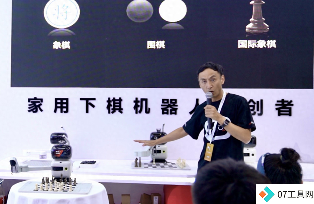 首个家庭国际象棋机器人来了!抓鹌鹑蛋都不会破 首个家庭国际象棋机器人来了!抓鹌鹑蛋都不会破