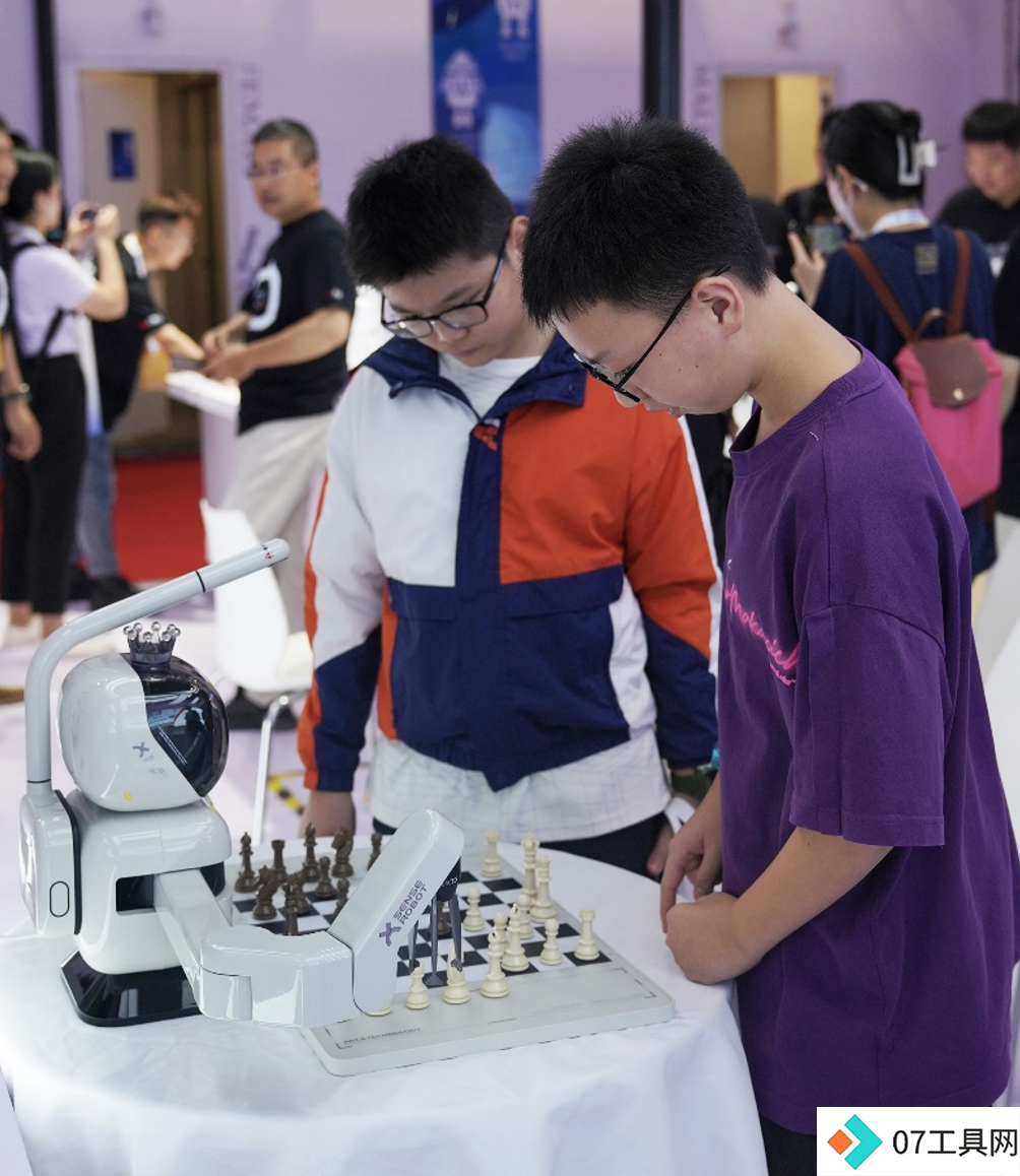 首个家庭国际象棋机器人来了!抓鹌鹑蛋都不会破 首个家庭国际象棋机器人来了!抓鹌鹑蛋都不会破