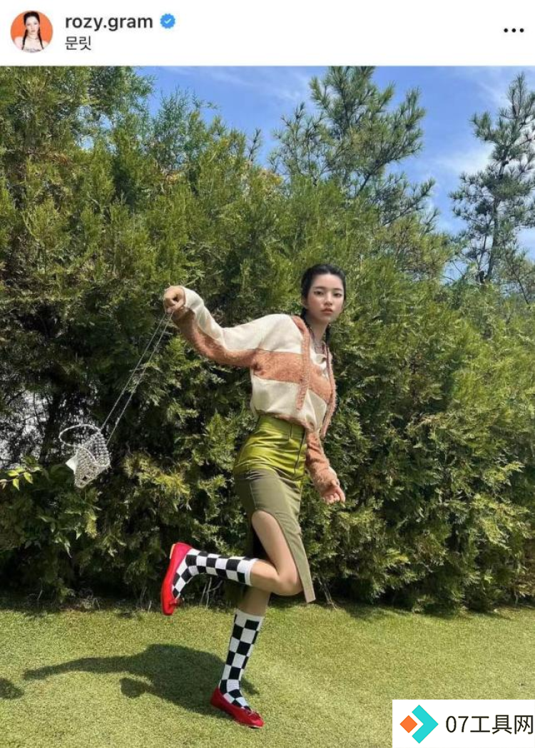 AI美女挑战真人网红:虚拟美丽与现实冲突 AI美女挑战真人网红:虚拟美丽与现实冲突