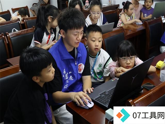 E启助力 绿色锡行 中医药人工智能实践团引领青少年探索绿色未来 E启助力 绿色锡行 中医药人工智能实践团引领青少年探索绿色未来