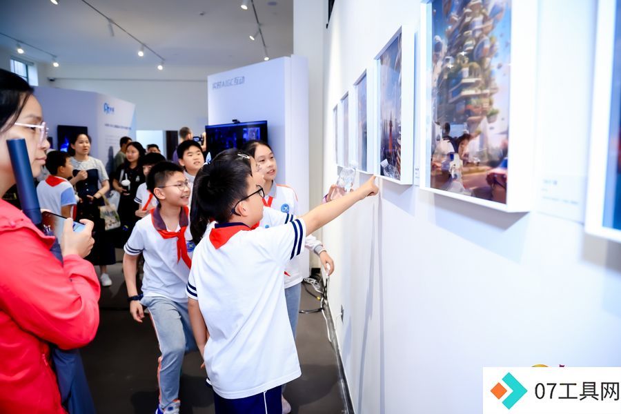 上海首届青少年AIGC创新艺术展开幕,科技与艺术融合无限想象 上海首届青少年AIGC创新艺术展开幕,科技与艺术融合无限想象