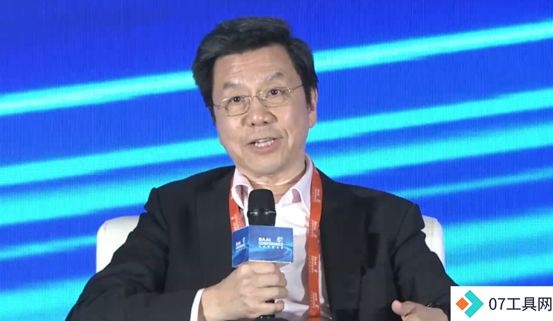 2024北京智源大会:李开复强调to C策略,杜绝to B亏本行为 2024北京智源大会:李开复强调to C策略,杜绝to B亏本行为