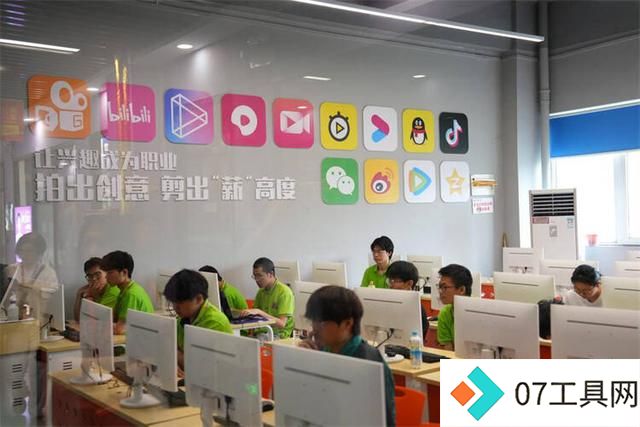 AI时代如何成为技术小能手?融媒采访揭秘河南新华电脑学院AI教学场景 AI时代如何成为技术小能手?融媒采访揭秘河南新华电脑学院AI教学场景