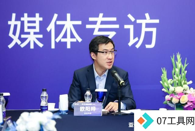 钛媒体对话亚信科技欧阳晔:适配行业需求的大模型,才是好模型 钛媒体对话亚信科技欧阳晔:适配行业需求的大模型,才是好模型