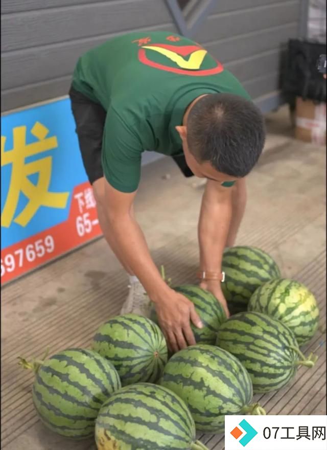 AI挑西瓜靠谱吗?记者实测被震惊:这结局真猜不到! AI挑西瓜靠谱吗?记者实测被震惊:这结局真猜不到!