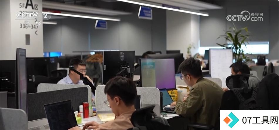 我国推动“AI+X”跨界人才培养 人工智能就业前景让相关专业热度持续攀升