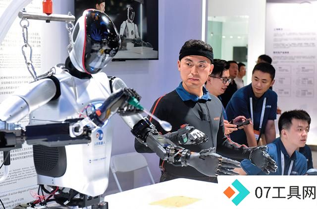 中国科学院院士鄂维南谈AI发展新路径与挑战