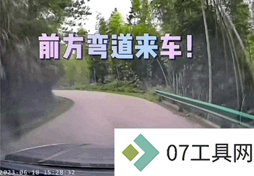 AI技术重新塑造导航体验，弯道会车无灯路口提前警告，用户赞叹导航智能化