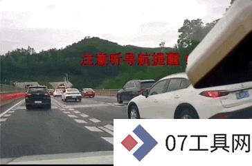 AI技术重新塑造导航体验，弯道会车无灯路口提前警告，用户赞叹导航智能化