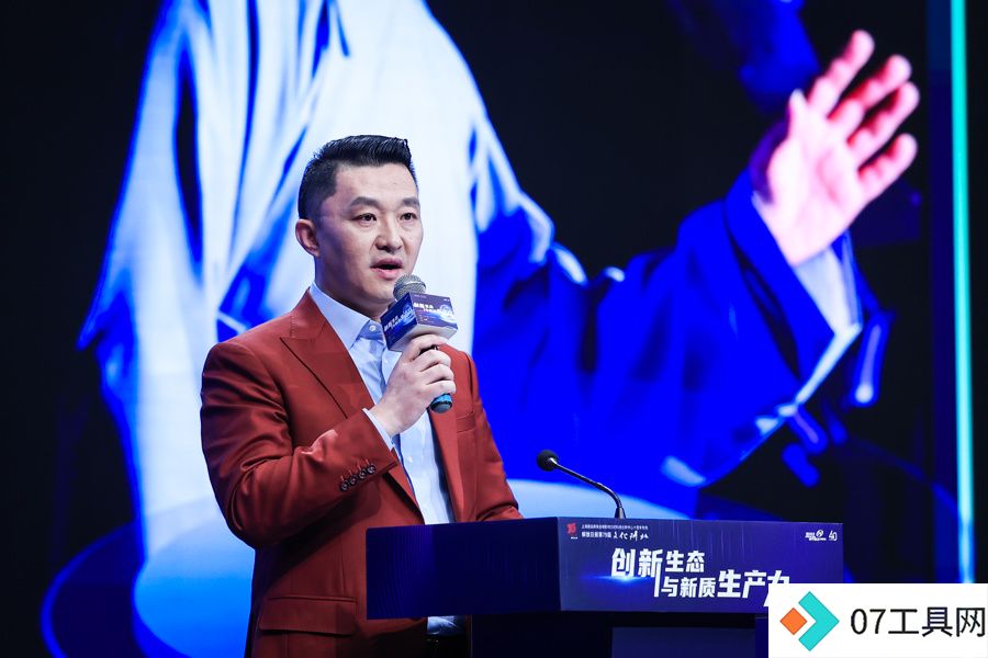 怎样让机器具有价值观和常识，是数字大模型最有趣的方向